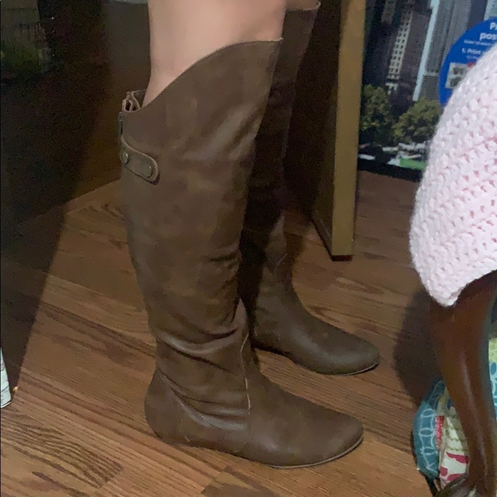 Shoes - Picture 2 of 3